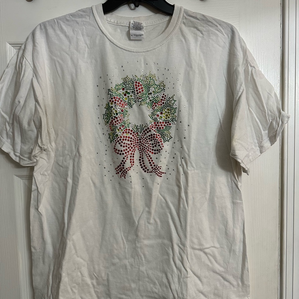 Women’s Gildan white Christmas wreath t shirt size xl. Short sleeve.